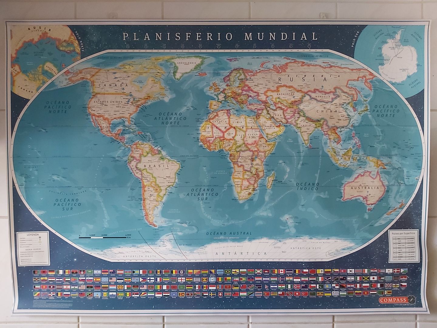 Customer photo review of Mapa del Mundo Político con Banderas y Europa 2020 - Lámina