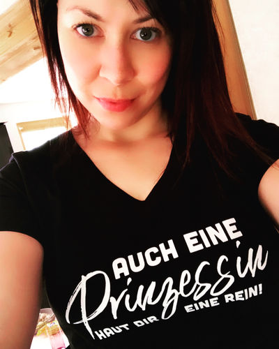 Customer photo review of Auch eine Prinzessin haut dir eine rein. - Words on Shirt  - V-Neck Damenshirt