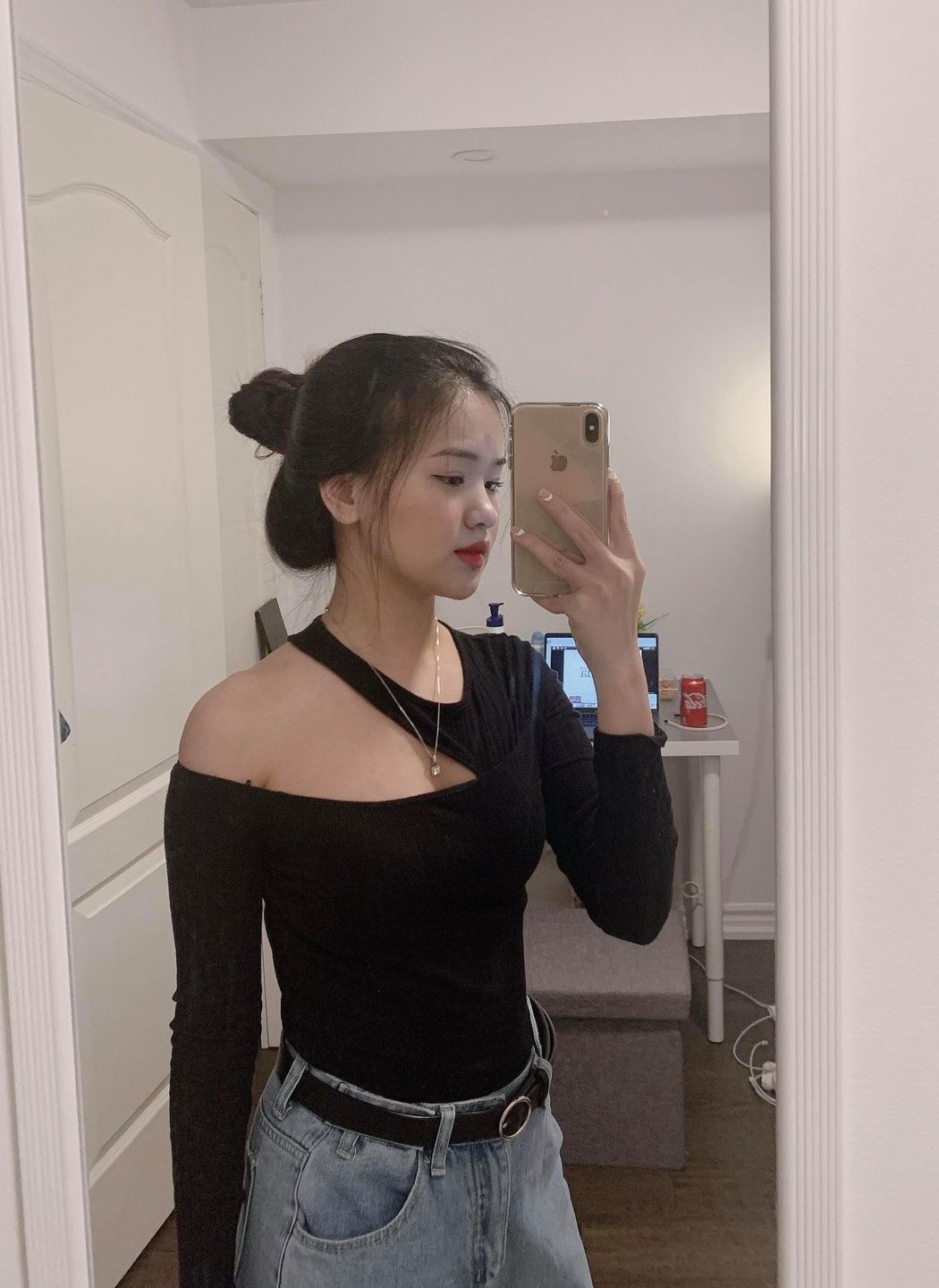 Customer photo review of Sempre - Black Vachetta Leather Waist Belt with Circular Buckle