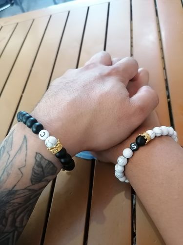 Reseña con foto de un cliente sobre [POR UNIDAD] Corona de Acero Inoxidable, A-Z ,Howlita/Onix 8mm, pulseras par parejas.
