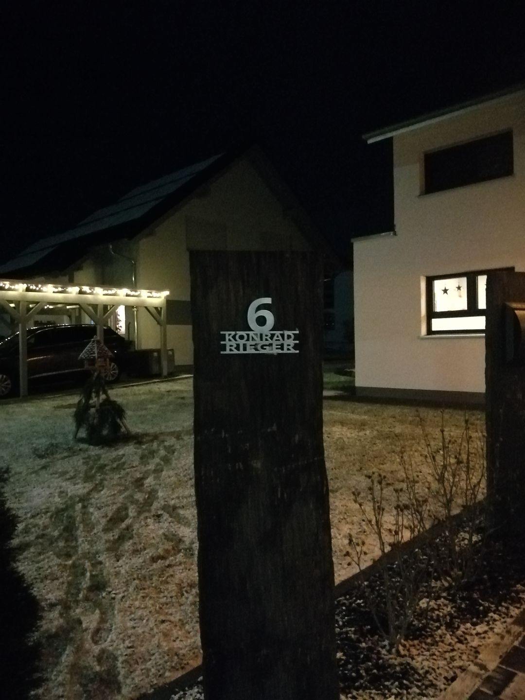 Customer photo review of Hausnummer "Modest Art" zweizeilig aus edlem Stahl mit Familiennamen