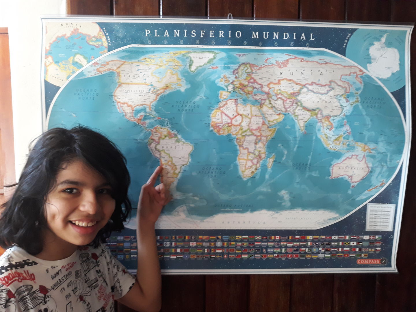 Customer photo review of Mapa del Mundo Político con Banderas y Europa 2020 - Lámina