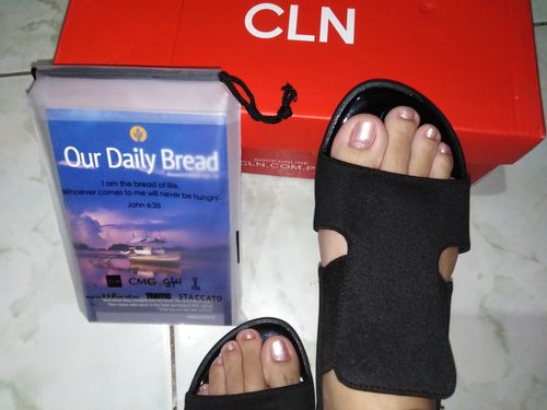 Customer photo review of Pisa Flat Sandals