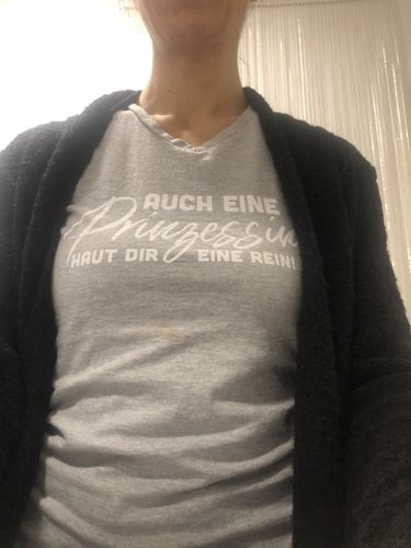Customer photo review of Auch eine Prinzessin haut dir eine rein. - Words on Shirt  - V-Neck Damenshirt