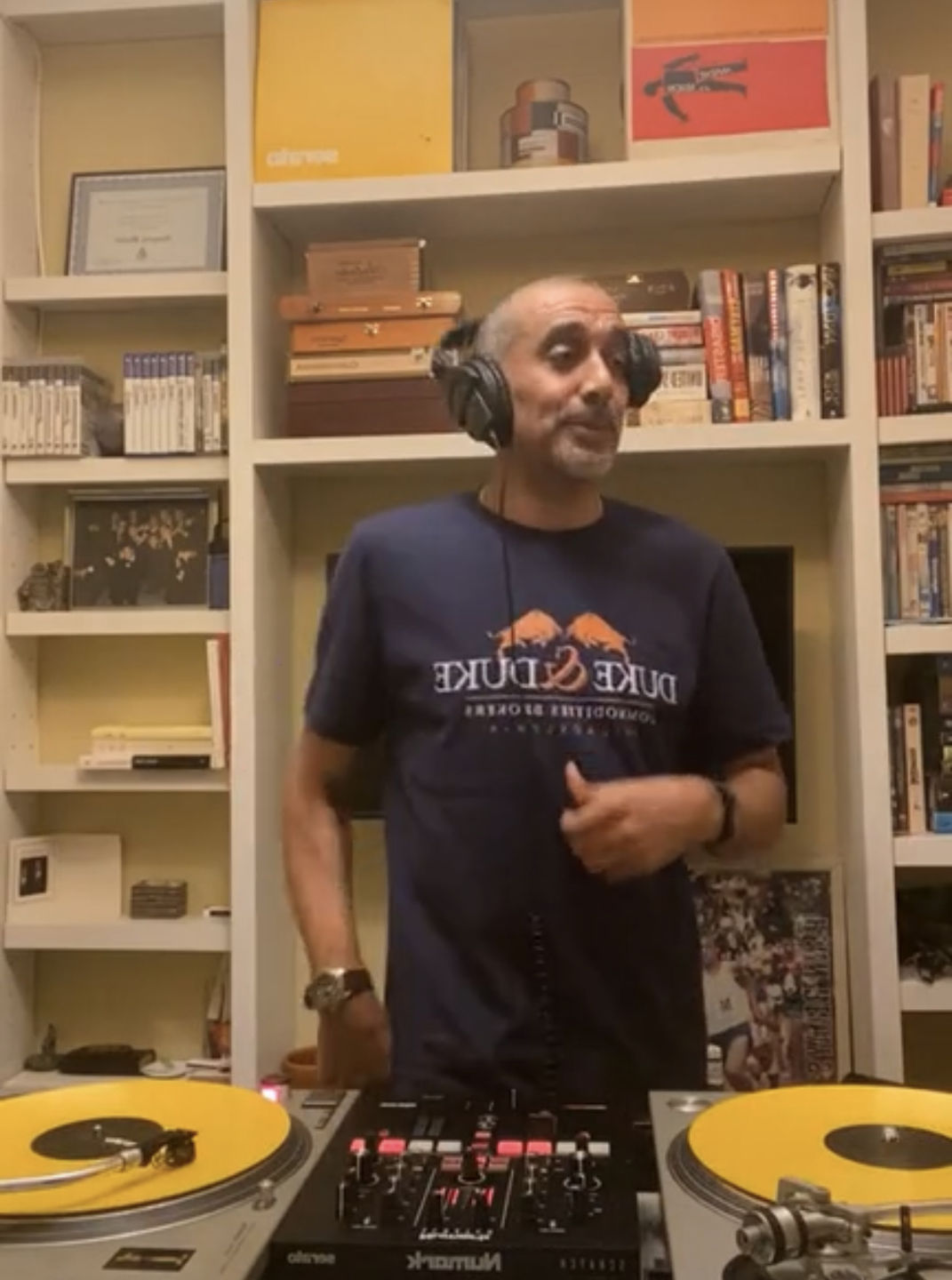 Customer photo review of Duke & Duke Men's/Unisex Super Soft Tee