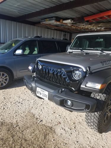 Customer photo review of Shark Grille - Glossy Black for 18-21 Jeep Wrangler JL & Gladiator JT