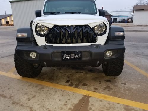 Customer photo review of Shark Grille - White & Black for 18-21 Jeep Wrangler JL & Gladiator JT