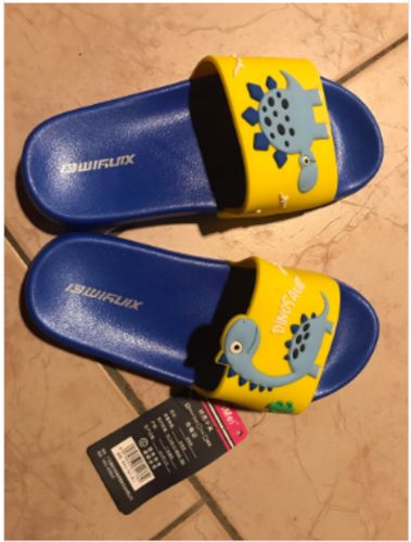 Customer photo review of Claquette Dinosaure Jaune & Bleu