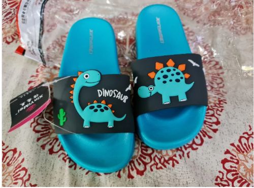 Customer photo review of Claquette Dinosaure Noir & Bleu