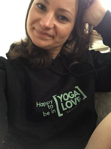Customer photo review of Premium Hoodie unisex »Happy to be in YOGA LOVE« beidseitig bedruckt