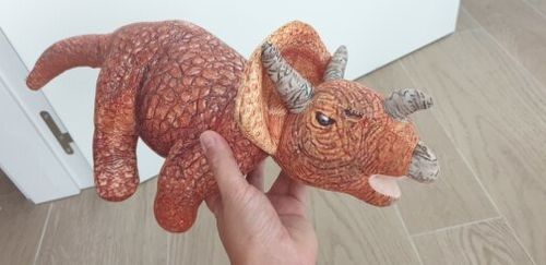 Customer photo review of Peluche Dinosaure Tricératops