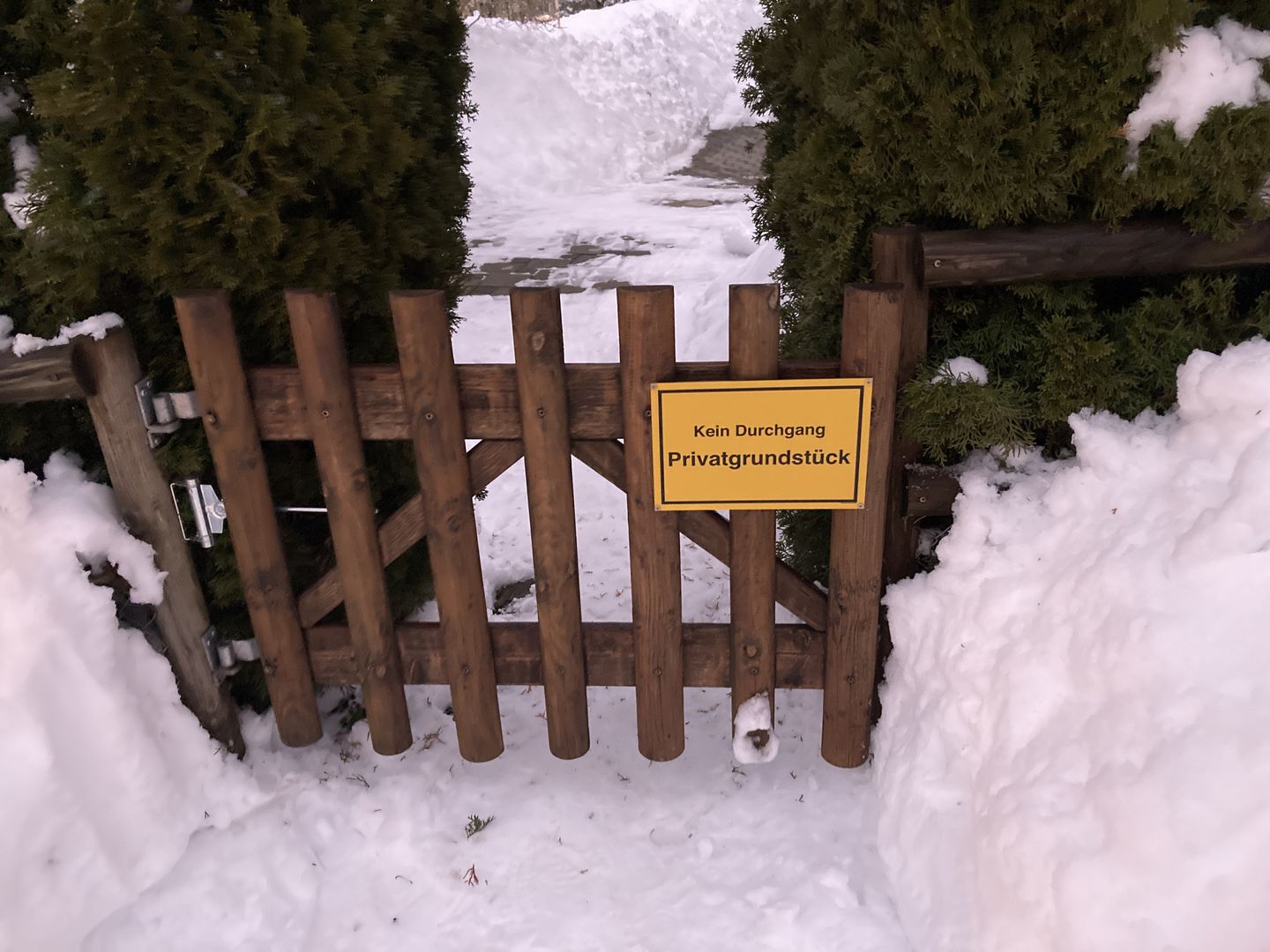 Customer photo review of Kein Durchgang Privatgrundstück Schild aus Alu-Verbund mit UV-Schutz