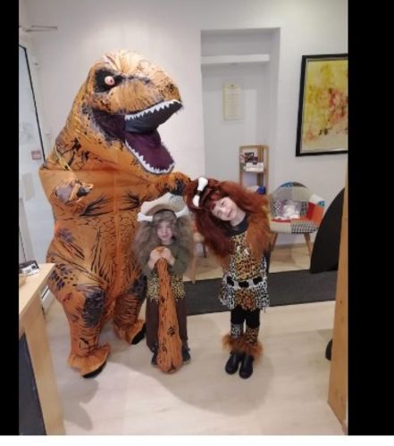 Customer photo review of Deguisement Dinosaure Gonflable T-Rex Marron