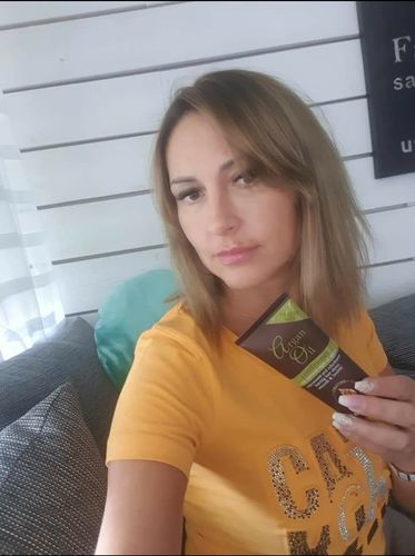 Customer photo review of Full Shine Tape in Hair Extensions 100% Remy Human Hair Balayage Ombre 40 Pieces 100 Grams (1B/18/60)