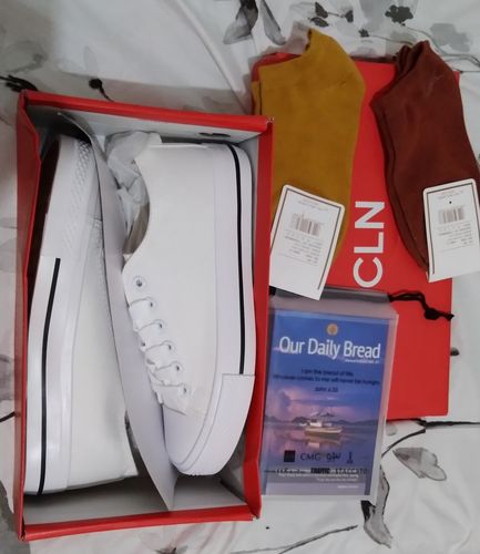 Customer photo review of Raquel Flat Sneakers