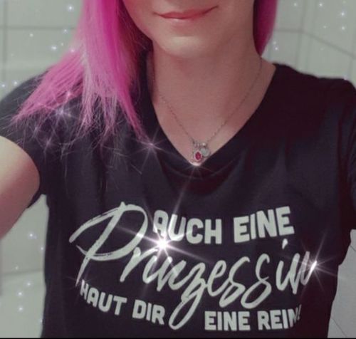 Customer photo review of Auch eine Prinzessin haut dir eine rein - Words on Shirts - Damen Premium Organic Shirt