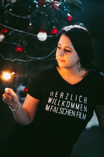 Customer photo review of Willkommen im falschen Film V Neck   - V-Neck Damenshirt
