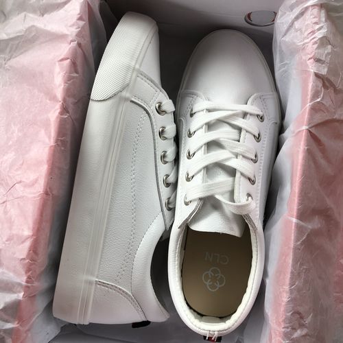 Customer photo review of Ryde Flat Sneakers