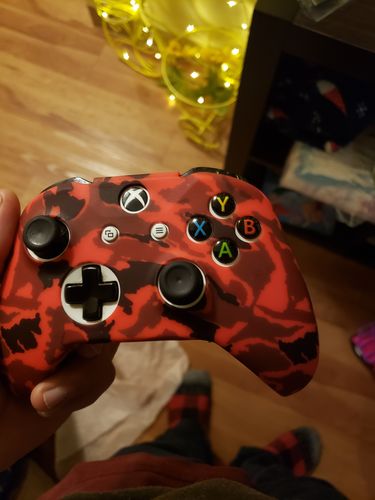 Customer photo review of Crimson Red Camo - XBOX One Controller Skin