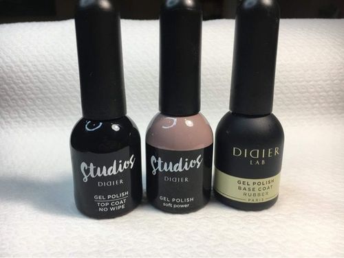 Fotorecensie van een klant over "Didier Lab" Rubber base coat, natural, 10ml