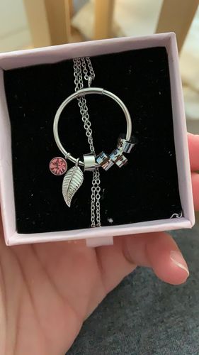 Customer photo review of LOANYA Kreisanhänger-Kette mit personalisierten Namenskreisen