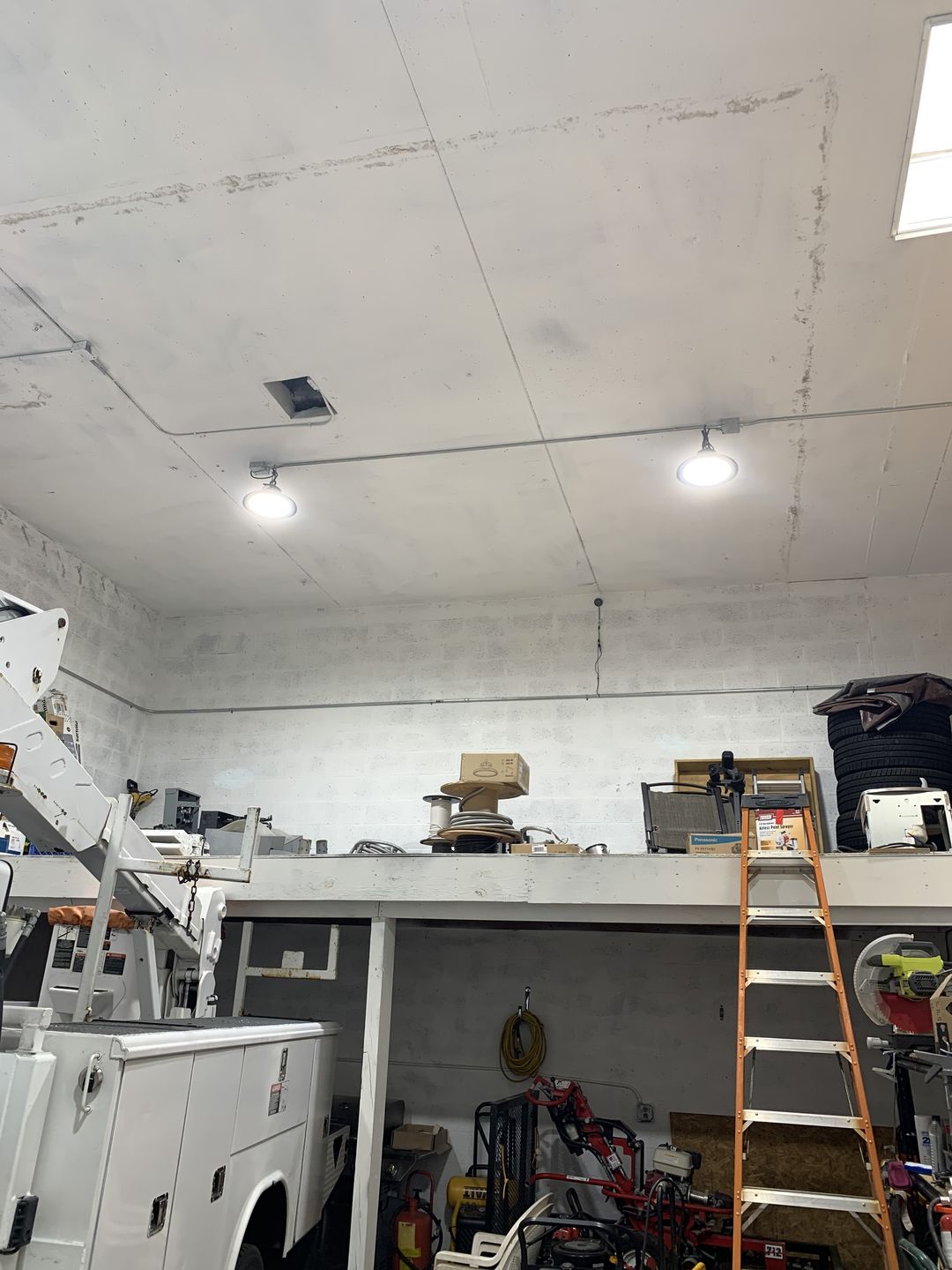 Customer photo review of UFO LED High Bay Light 150W 5700K Daylight White, 21750lm, IP65, 1-10V Dimmable, For Factory, Workshop, Warehouse, Garage, Commercial Shop