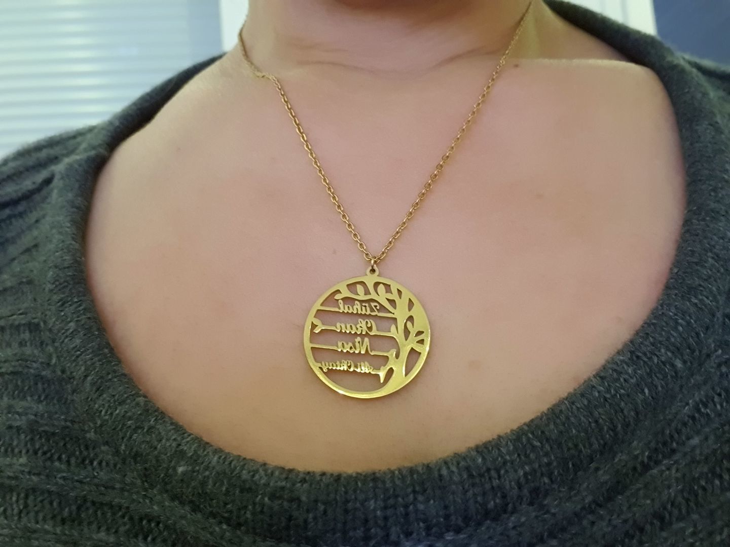 Customer photo review of Collier Arbre de vie LOANYA avec noms gravés