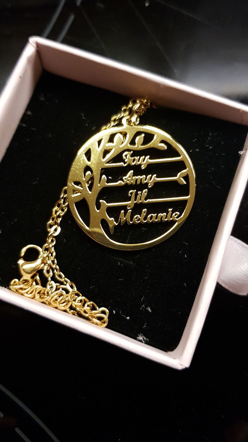 Customer photo review of Collier Arbre de vie LOANYA avec noms gravés