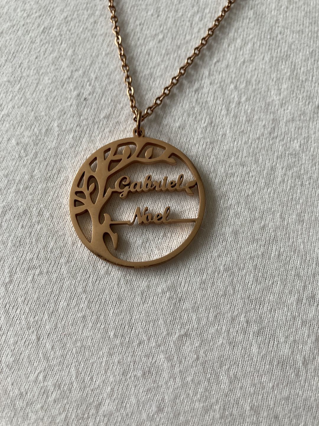 Customer photo review of Collier Arbre de vie LOANYA avec noms gravés