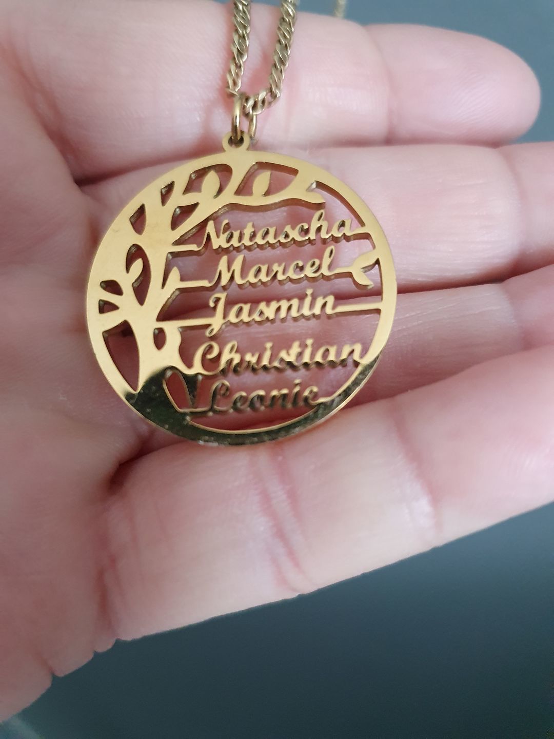 Customer photo review of Collier Arbre de vie LOANYA avec noms gravés