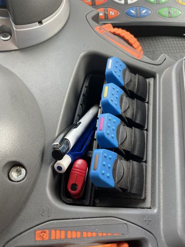 Customer photo review of Sonderposten GADGETME Ablagefach klein ohne Gummieinlage passend für Fendt 500 / 700 / 800 / 900 / 1000 SCR – S4