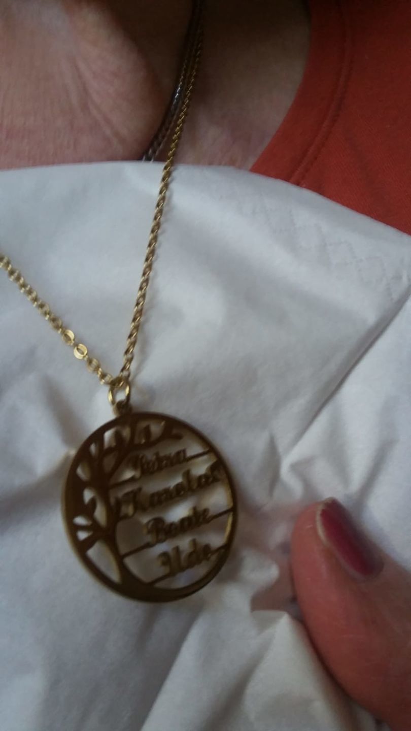 Customer photo review of Collier Arbre de vie LOANYA avec noms gravés