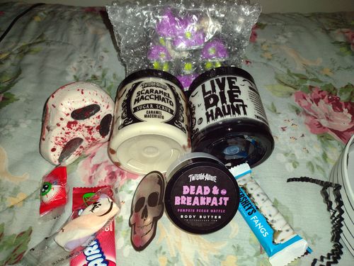 Customer photo review of Small Round Black & White Ghost Box