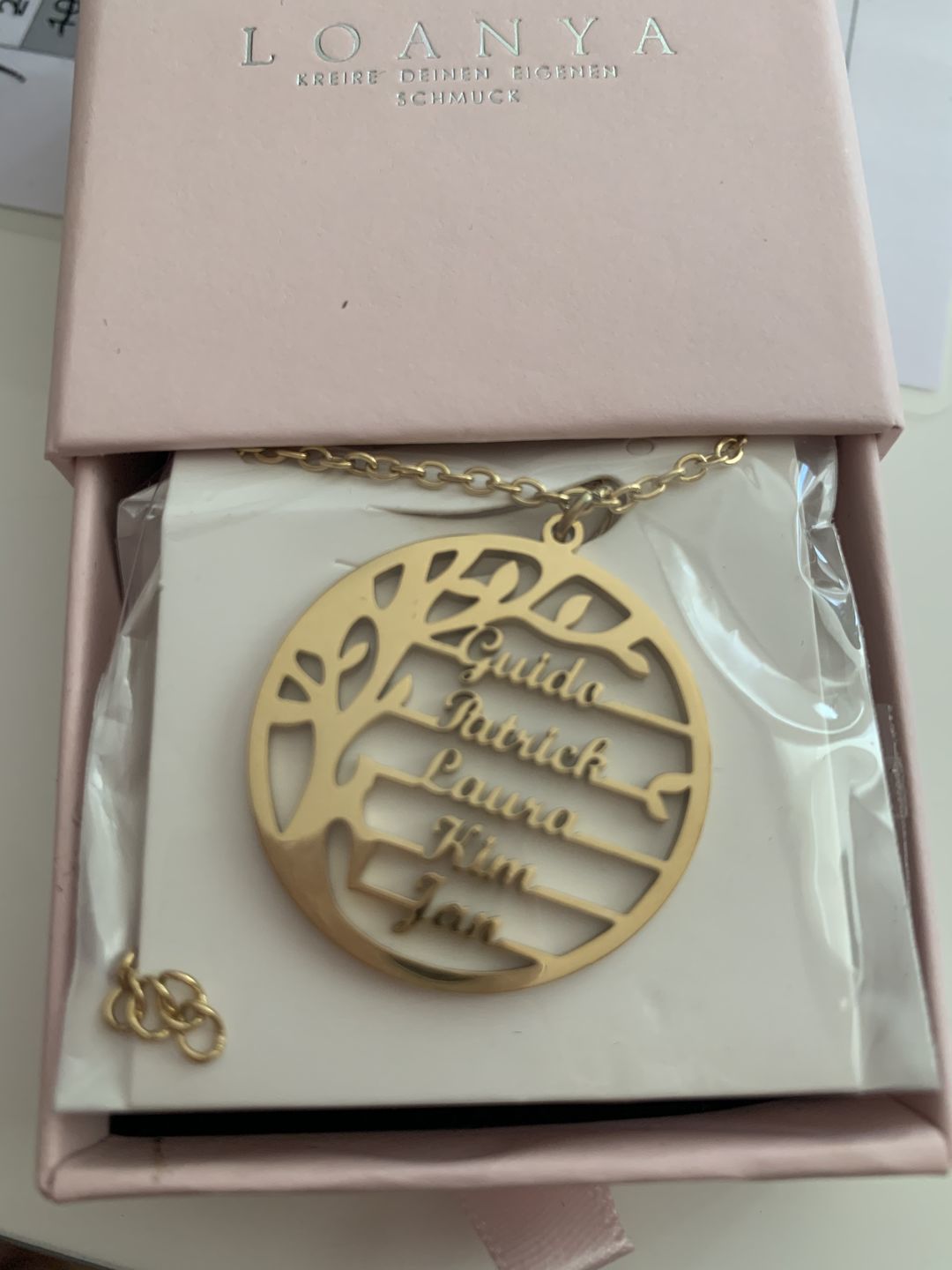 Customer photo review of Collier Arbre de vie LOANYA avec noms gravés
