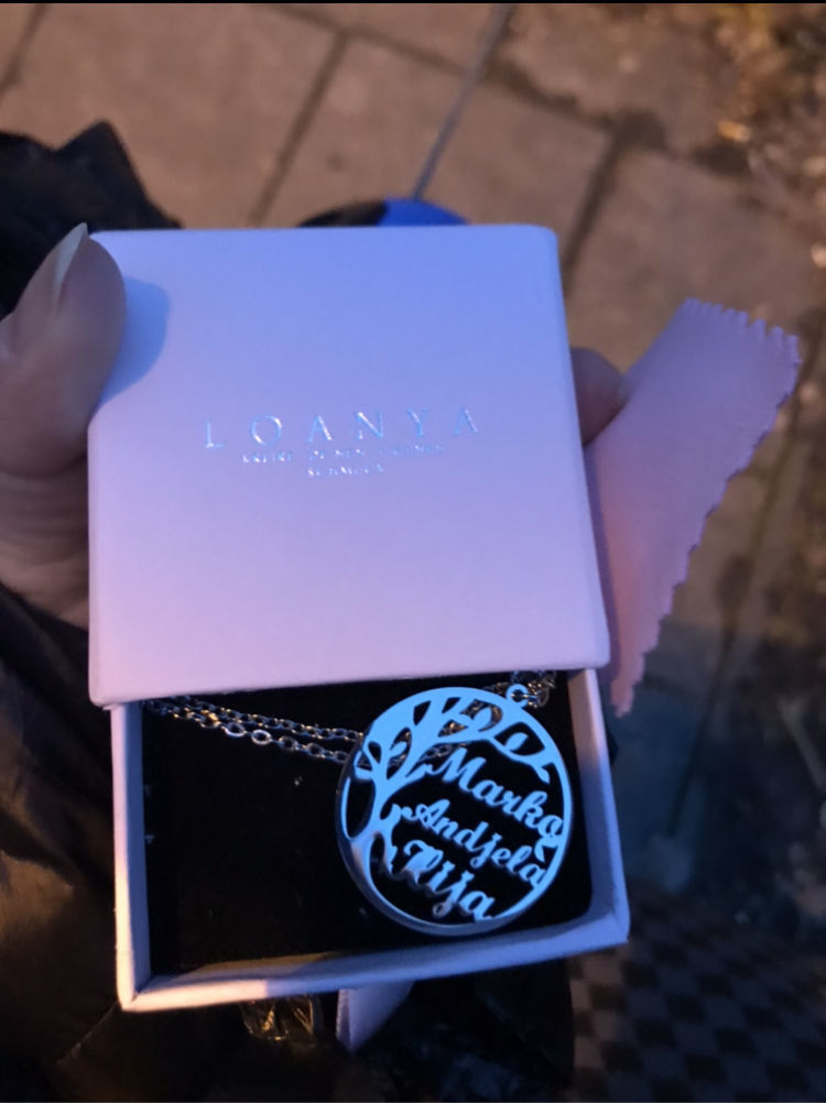 Customer photo review of Collier Arbre de vie LOANYA avec noms gravés