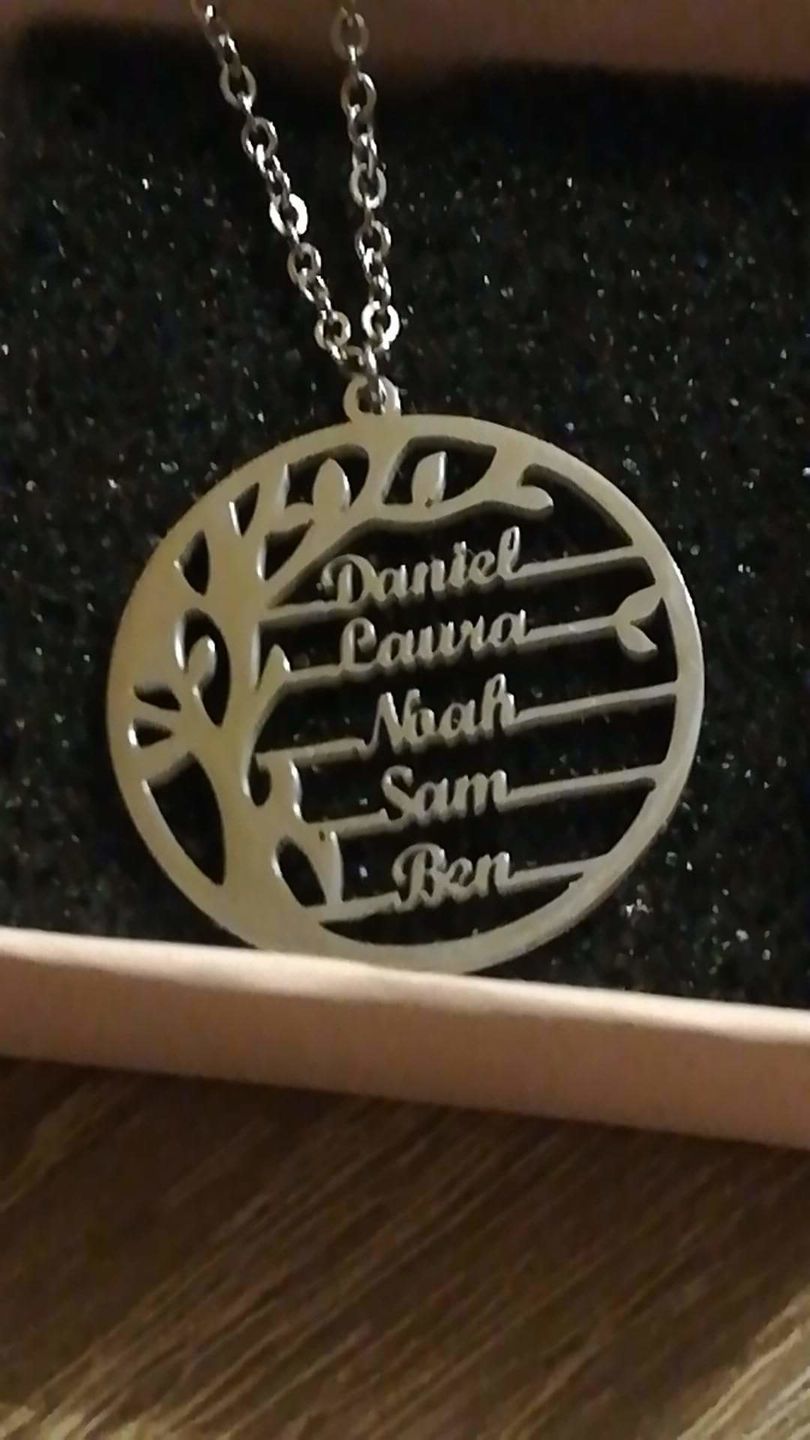 Customer photo review of Collier Arbre de vie LOANYA avec noms gravés