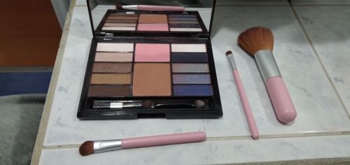Customer photo review of Set Completo de Maquillaje Kit Be Glamorous Petrizzio