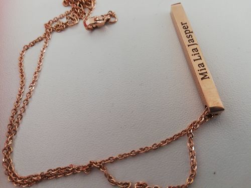Customer photo review of Collier pendentif barre LOANYA personnalisé