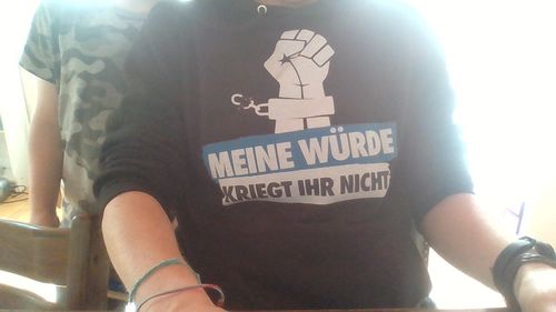 Customer photo review of WWW.RUBIKON.NEWS HOODIE MÄDELS • WÜRDE