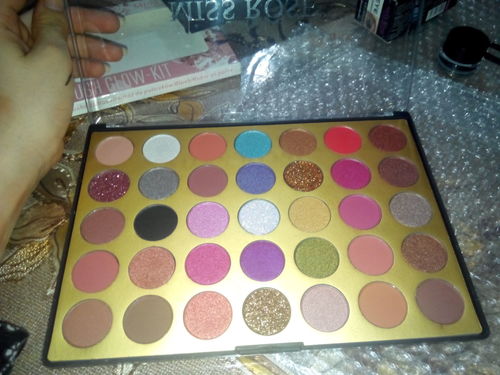 Customer photo review of MISS ROSE 35 Color  Eye Shadow Palette (MT)