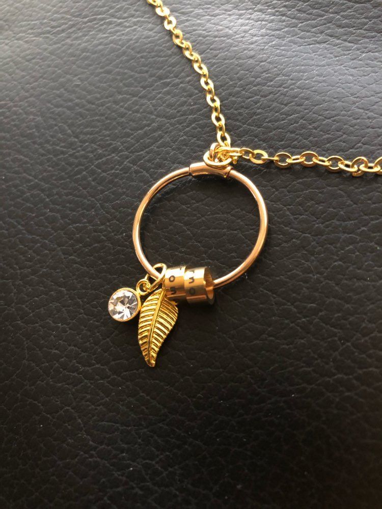 Customer photo review of Chaîne pendentif cercle LOANYA avec cercles de nom personnalisés