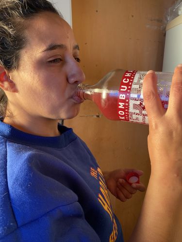 Reseña con foto de un cliente sobre CAJA MIX KOMBUCHA 1 LITRO (6 unidades)