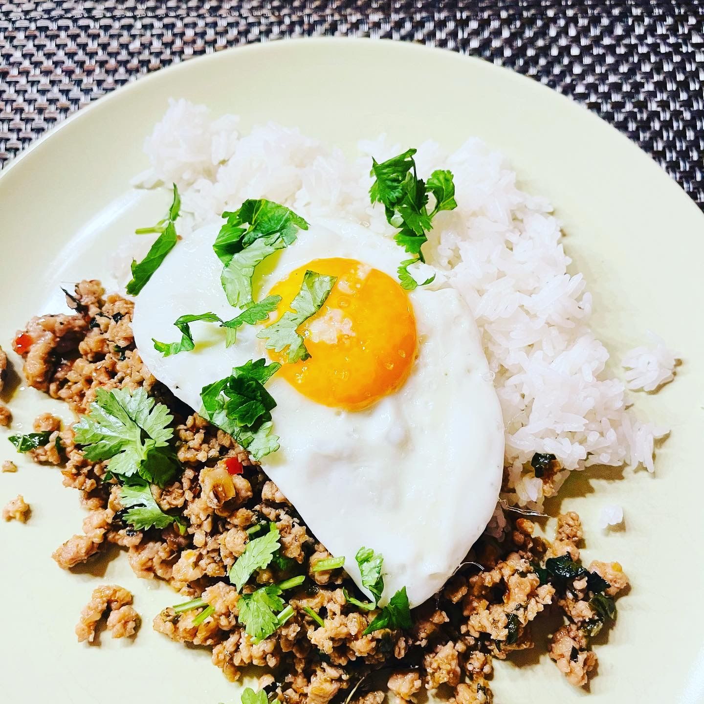 Customer photo review of Pad Krapao Kochbox in Bambuskorb mit Reis und Thai Holy Basil (10 Portionen)