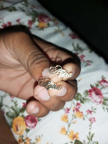 Customer photo review of Boucles d'oreilles à prénom personnalisable en acier chirurgical