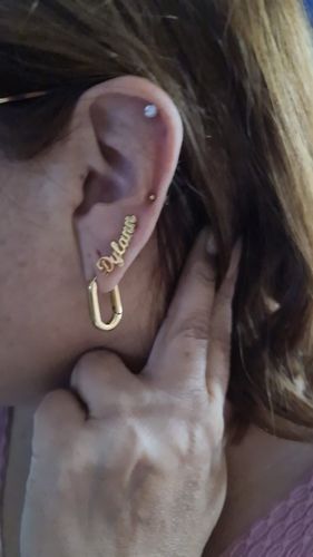 Customer photo review of Boucles d'oreilles à prénom personnalisable en acier chirurgical