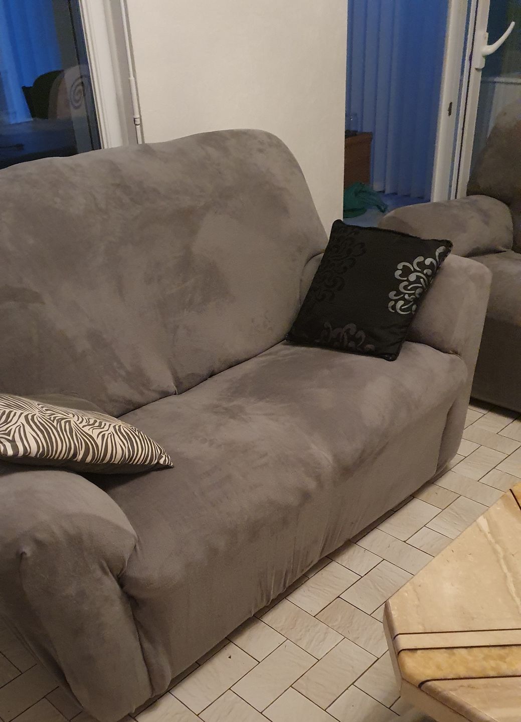 Customer photo review of Gris clair - Housses en velours Extensibles de Fauteuil et Canapé - La Maison des Housses