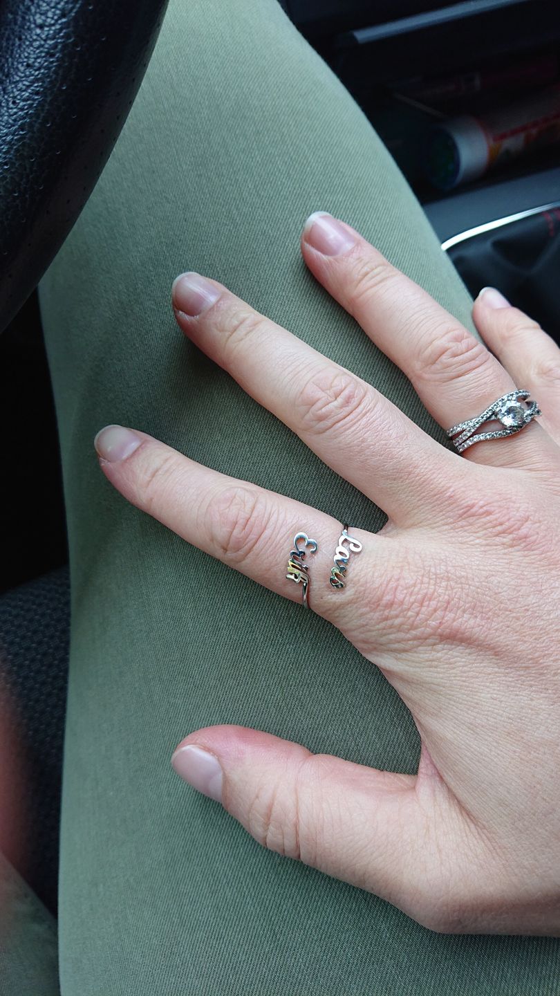 Customer photo review of LOANYA Ring mit zwei personalisierten Namen