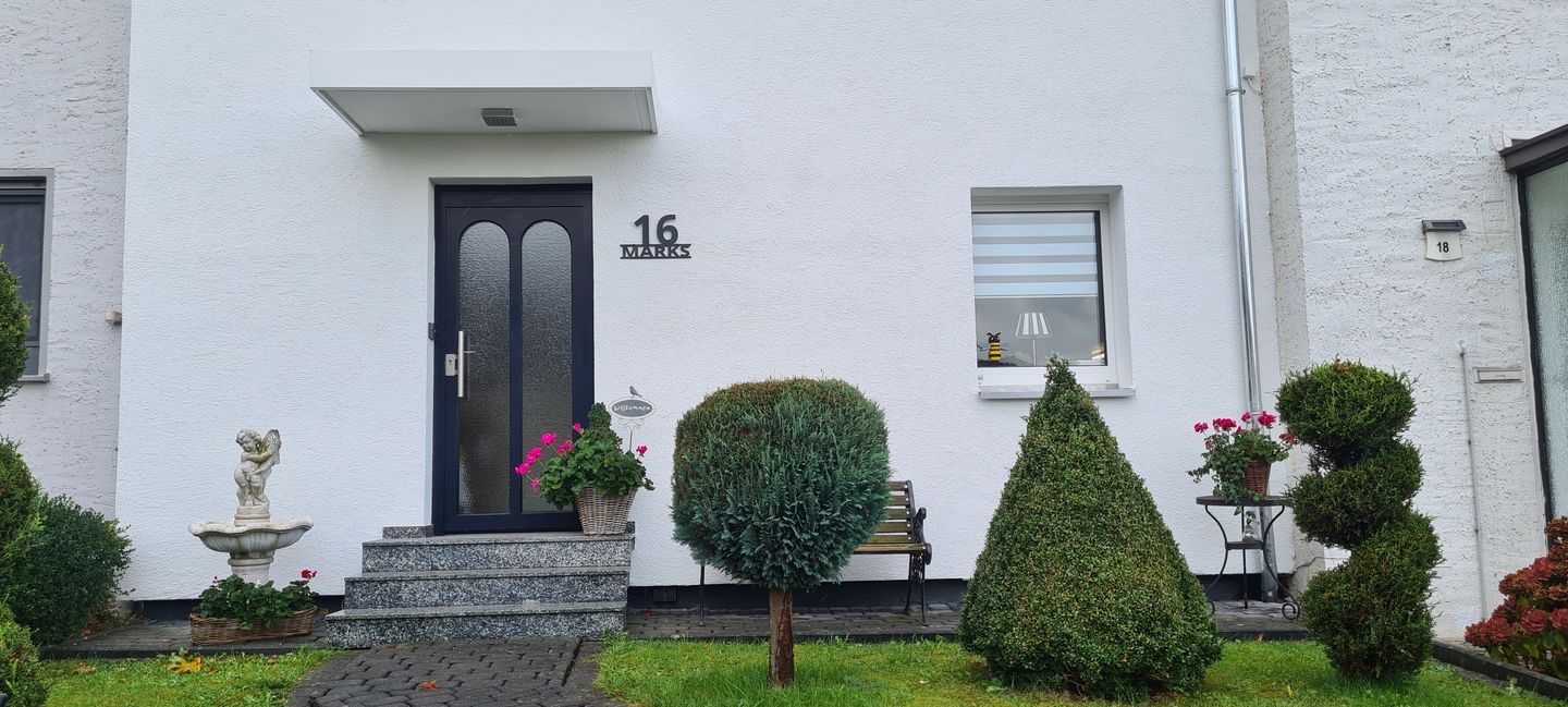 Customer photo review of Hausnummer "Modest Art" einzeilig aus edlem Stahl mit Familiennamen