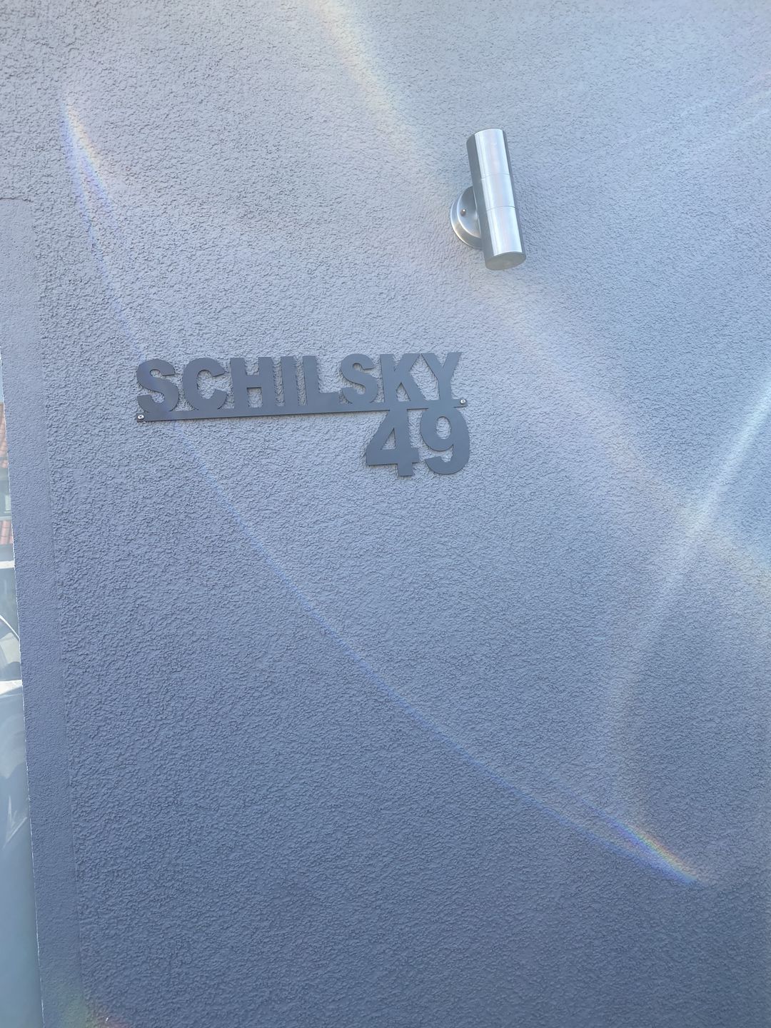 Customer photo review of Hausnummer-Türschild "Simple" mit Familiennamen aus edlem Stahl (personalisierbar)