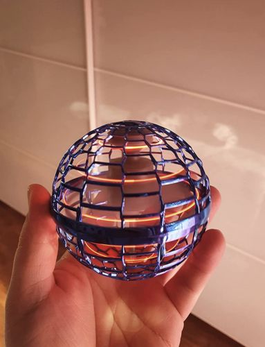 Customer photo review of Flying Orb Spielzeug